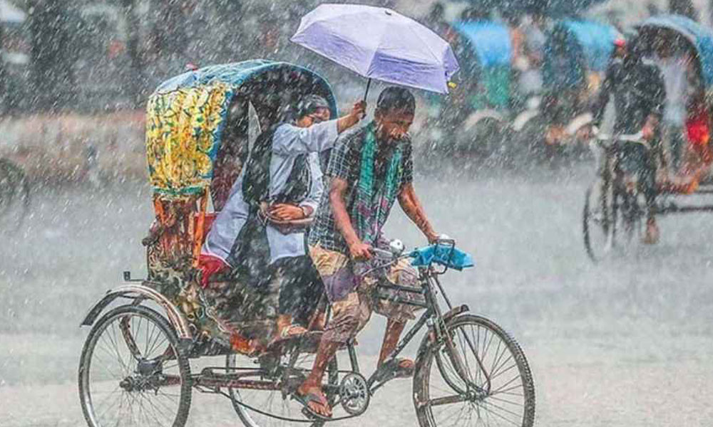 দুপুরের মধ্যে ঢাকায় বজ্রসহ বৃষ্টির সম্ভাবনা, তাপমাত্রা সামান্য কমতে পারে