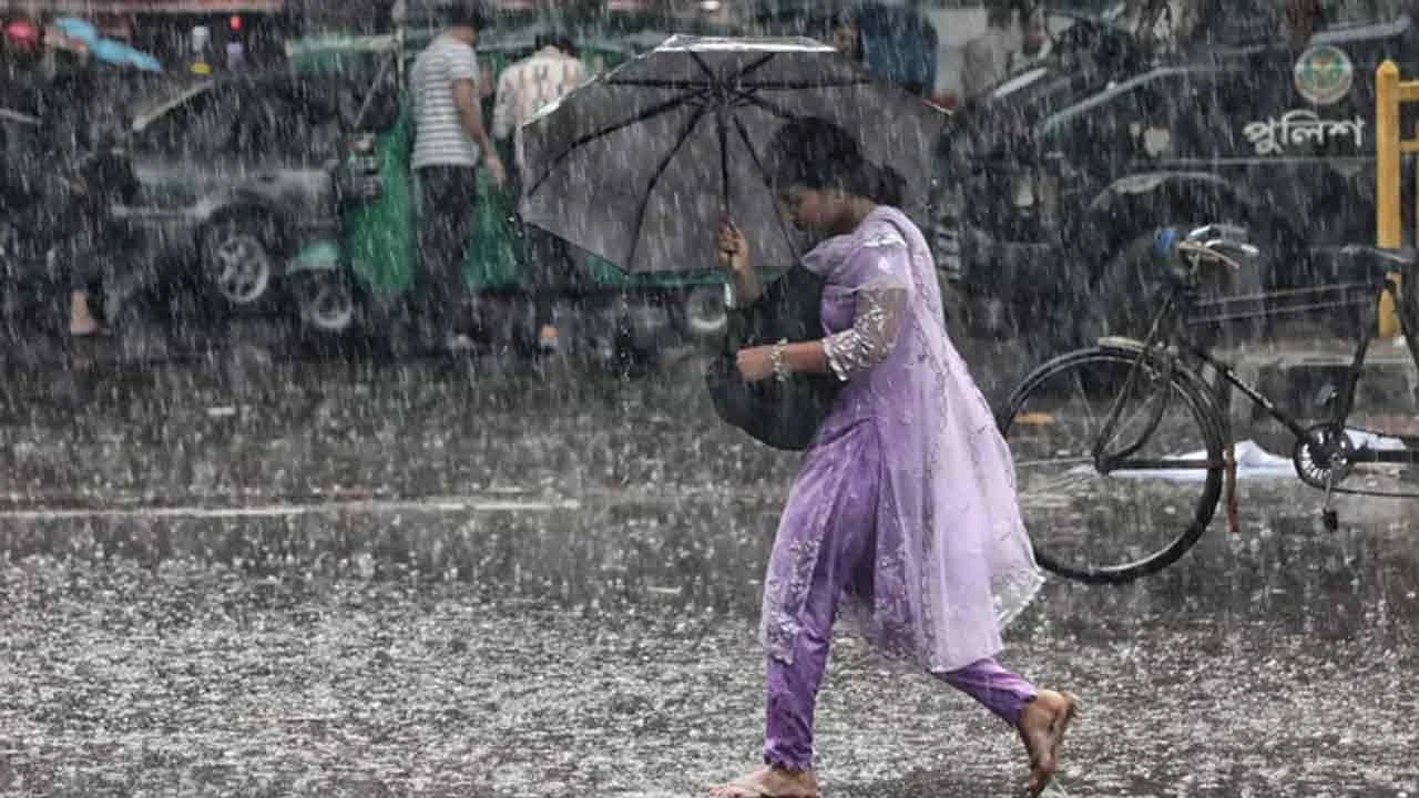 দেশজুড়ে বৃষ্টি ও বজ্রবৃষ্টির সম্ভাবনা, তাপমাত্রা কমতে পারে