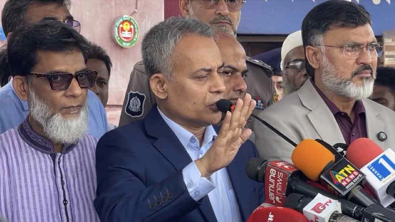 সড়ক পরিবহন ও সেতু মন্ত্রণালয়ে ঈদযাত্রা প্রস্তুতি: পরিবহন মালিকরা সরকার নির্ধারিত ভাড়ার চেয়ে কম নিচ্ছেন