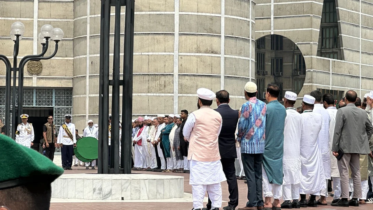 জাতীয় সংসদের স্পিকার মেজর (অব.) হাফিজ উদ্দিনের স্ত্রীর জানাজা সংসদের দক্ষিণ প্লাজায় সম্পন্ন