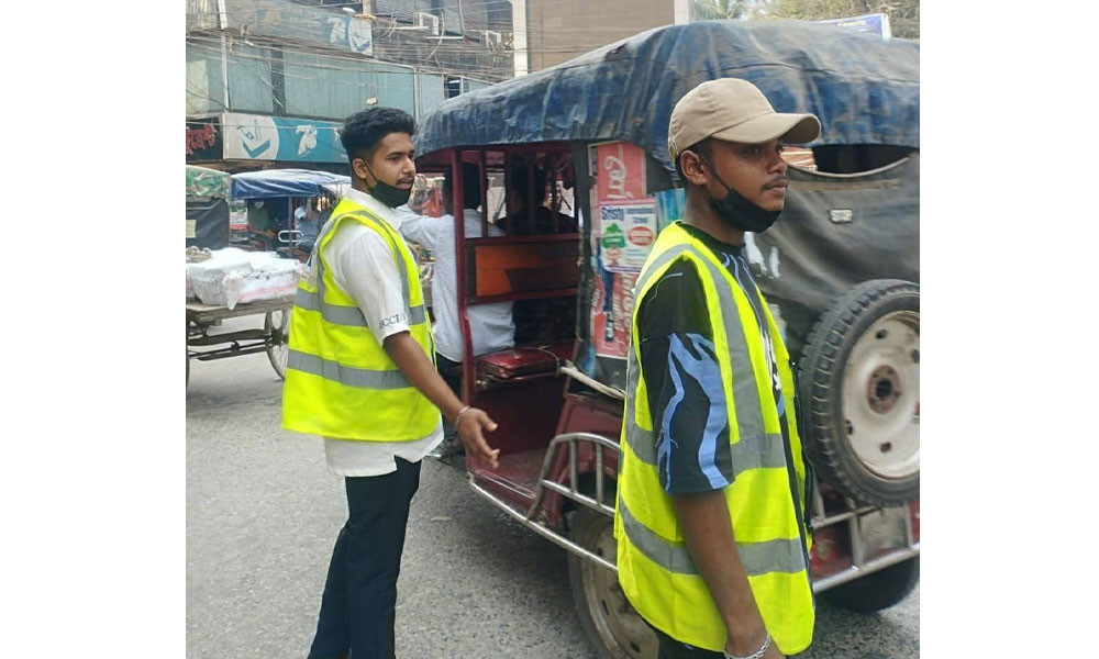 টাঙ্গাইল শহরে ঈদুল ফিতর উপলক্ষে যানজট নিরসনে স্বেচ্ছাসেবী উদ্যোগ
