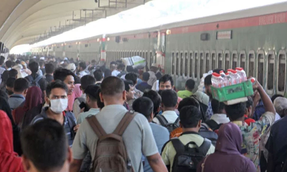 ঈদুল ফিতরের ছুটিতে ঢাকার কমলাপুর স্টেশন জড়ো মানুষের ভিড়ে মুখর