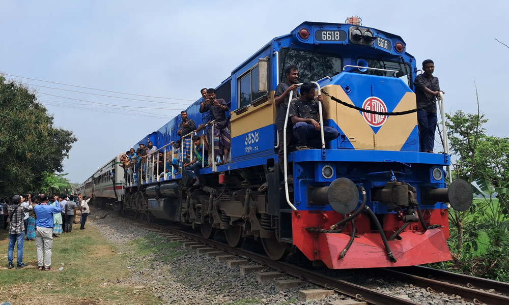 বগুড়ার আদমদীঘিতে নীলসাগর এক্সপ্রেস দুর্ঘটনার পর ট্রেন চলাচল স্বাভাবিক