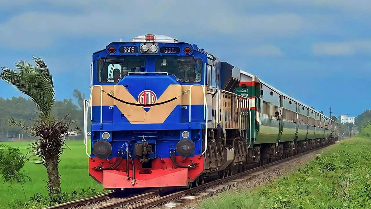 পবিত্র ঈদুল ফিতরের পর ঘরমুখো মানুষের যাত্রার জন্য ট্রেন টিকিট বিক্রি শুরু