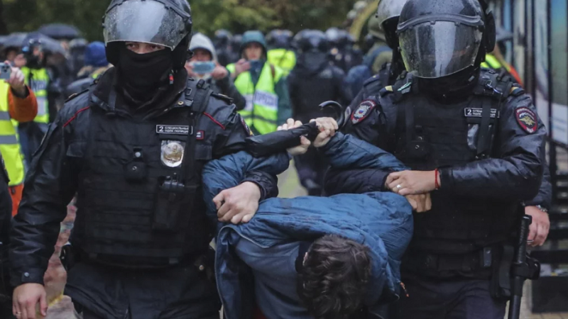 সংযুক্ত আরব আমিরাতে সামাজিক যোগাযোগমাধ্যমে বিভ্রান্তিকর ভিডিও প্রকাশের অভিযোগে বাংলাদেশিসহ  ১০ নাগরিক গ্রেপ্তার