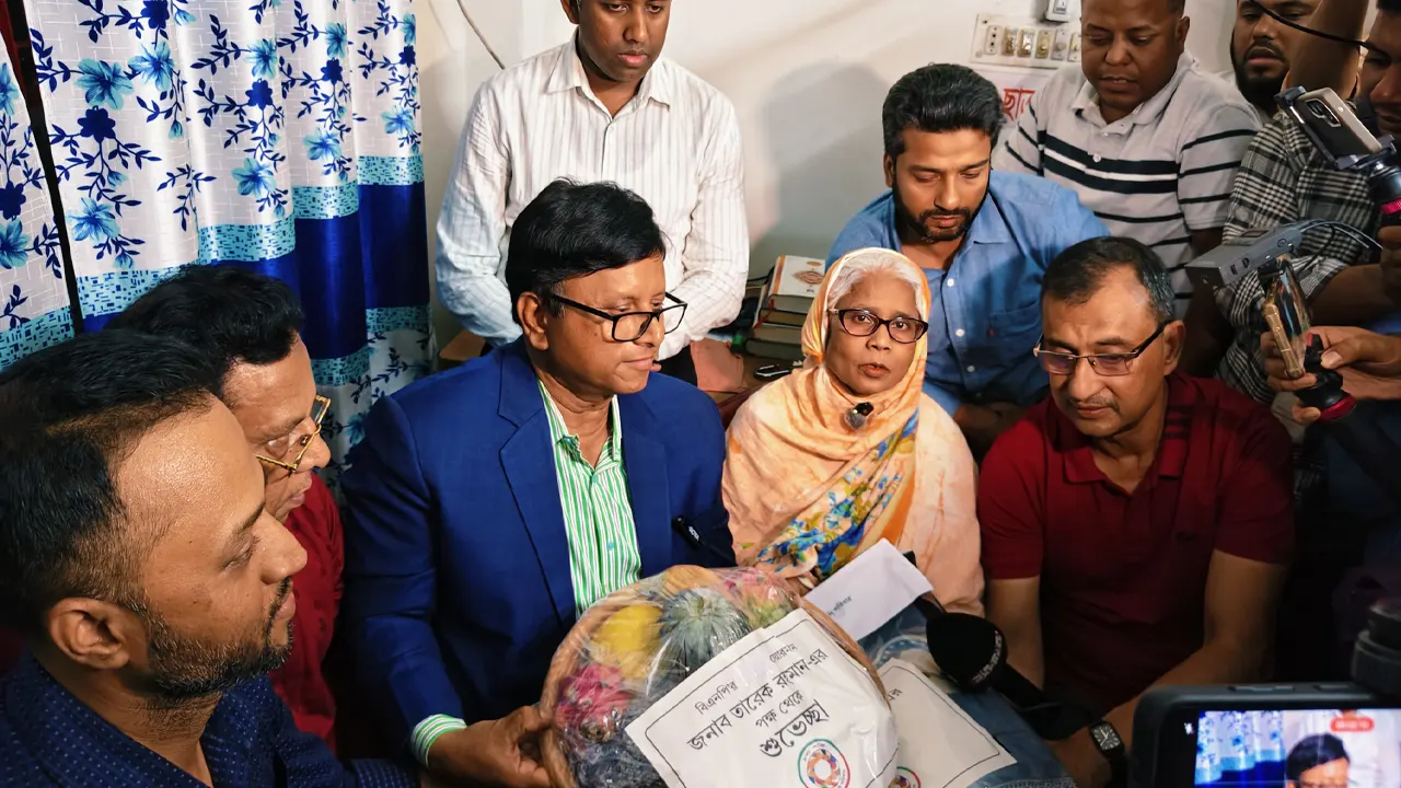 ধানের শীষে ভোট দেওয়ার প্রতিশ্রুতিতে বৃদ্ধা রাহেলা খাতুনের সঙ্গে ‘আমরা বিএনপি পরিবার’-এর সাক্ষাৎ