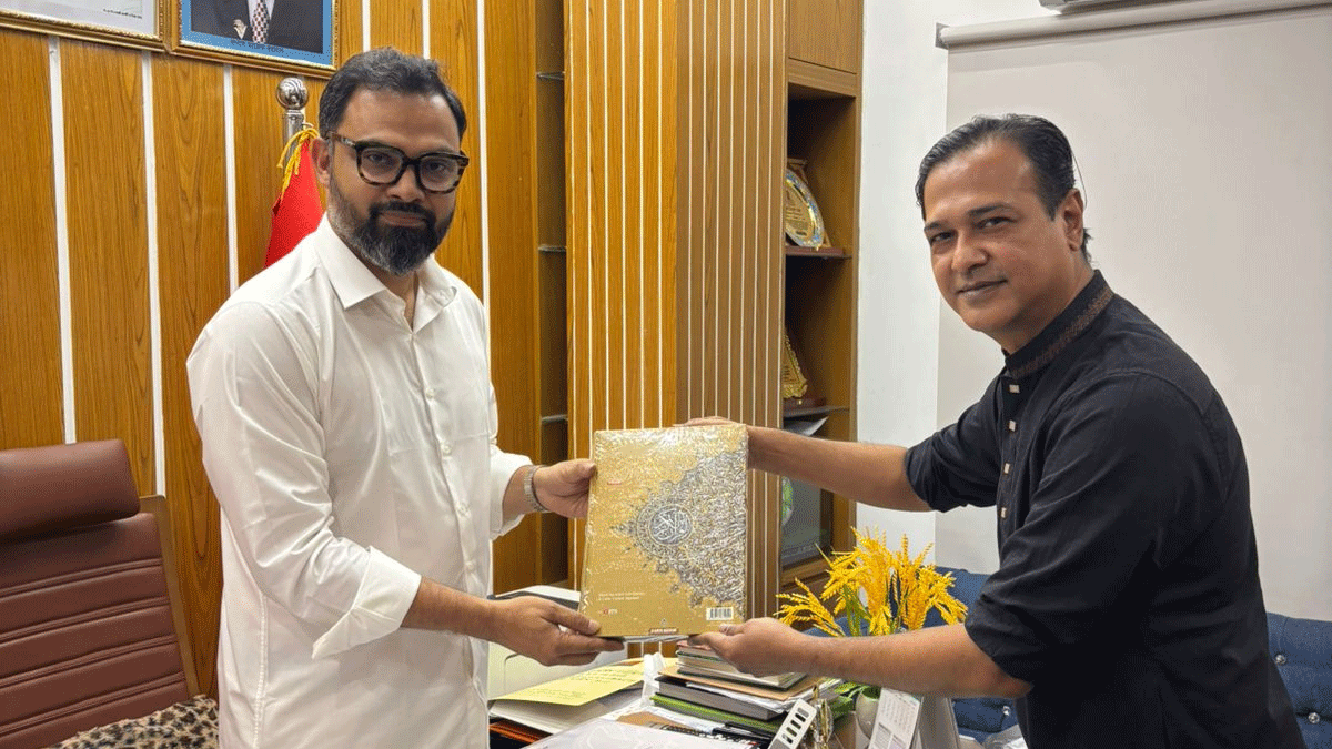 বিসিবি পরিচালক আসিফ ক্রীড়া প্রতিমন্ত্রী আমিনুল হককে পবিত্র কোরআন উপহার