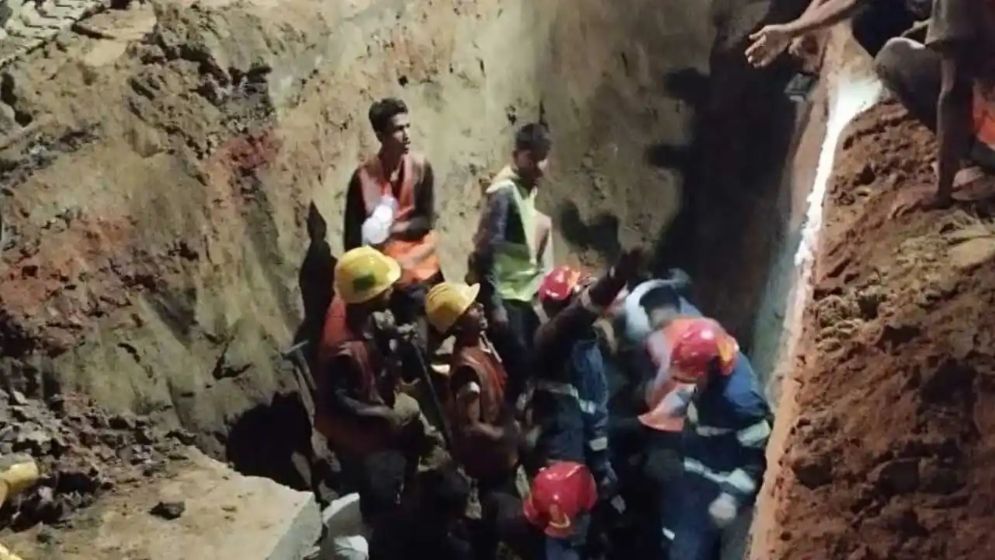 হালিশহরে মাটি ধসে দুই শ্রমিকের মৃত্যু, আহত ২