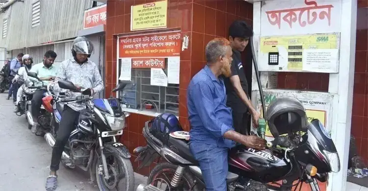 রাজধানীতে ‘ফুয়েল পাস’ পদ্ধতিতে জ্বালানি সরবরাহ: শৃঙ্খলা ফিরছে পাম্পগুলোতে, কমেছে ভোগান্তি