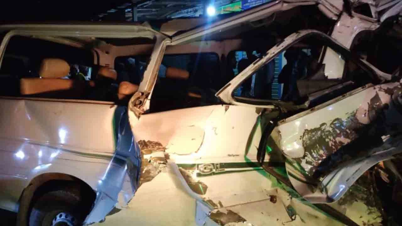 নাগেশ্বরীতে ট্রাক-মাইক্রোবাসের মুখোমুখি সংঘর্ষে শিশুসহ নিহত ৩, আহত ১১