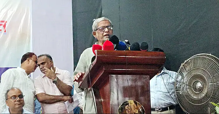 বাজার মনিটরিংয়ে কঠোর হওয়ার নির্দেশ: ঠাকুরগাঁওয়ে ত্রাণ বিতরণকালে মির্জা ফখরুল