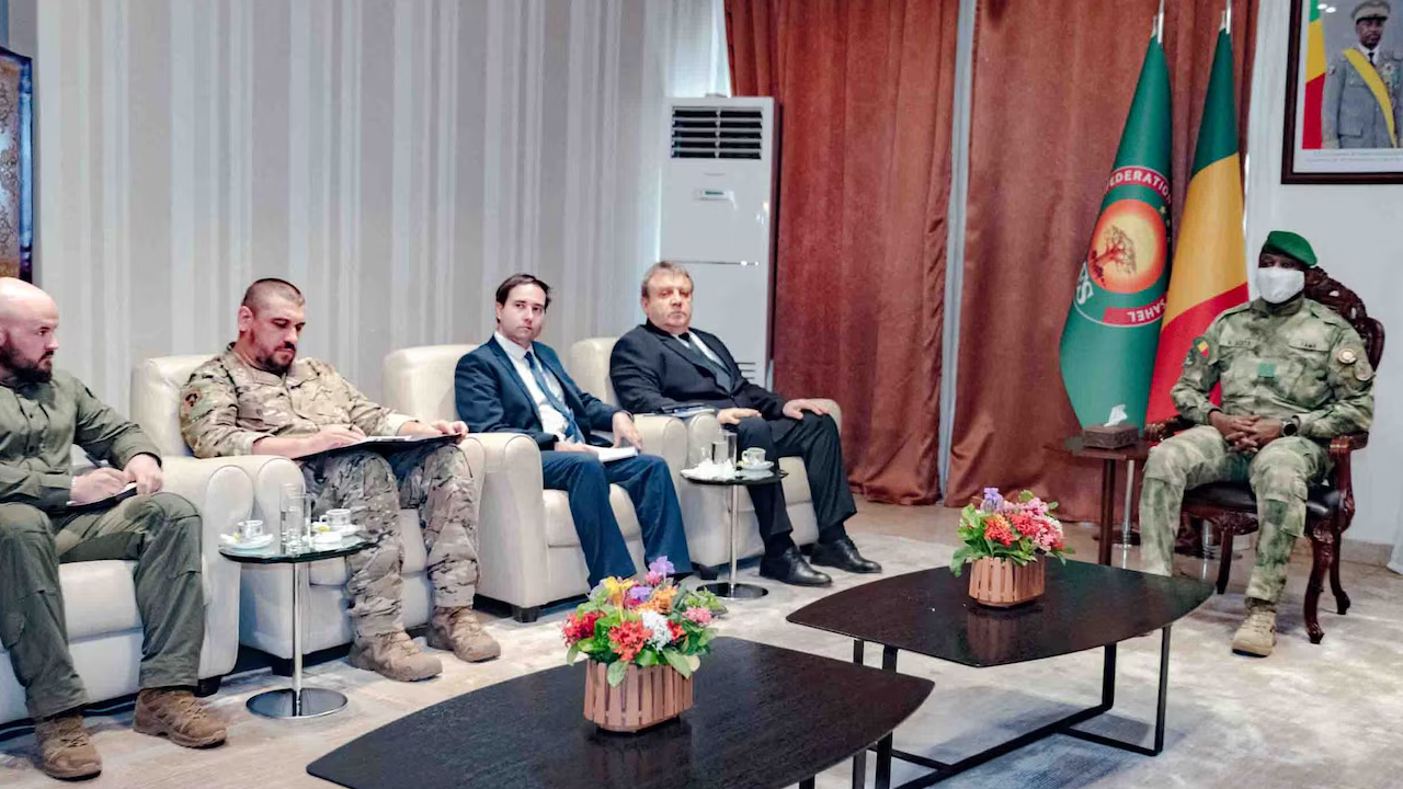 রুশ রাষ্ট্রদূতের সাথে মালি রাষ্ট্রপ্রধানের বৈঠক: বিদ্রোহী হামলার পর প্রথম প্রকাশ্য উপস্থিতি