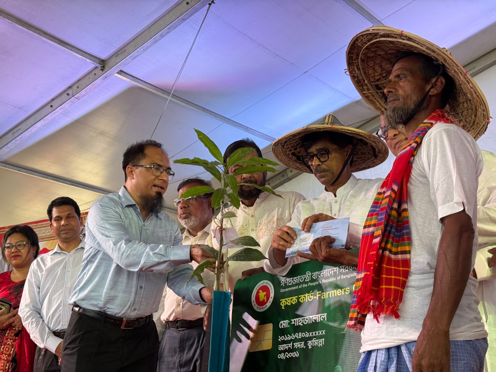 কুমিল্লায় ১,৪৫৮ কৃষকের মাঝে কৃষক কার্ড বিতরণ, কৃষিখাত আধুনিকায়নে সরকারের জোর
