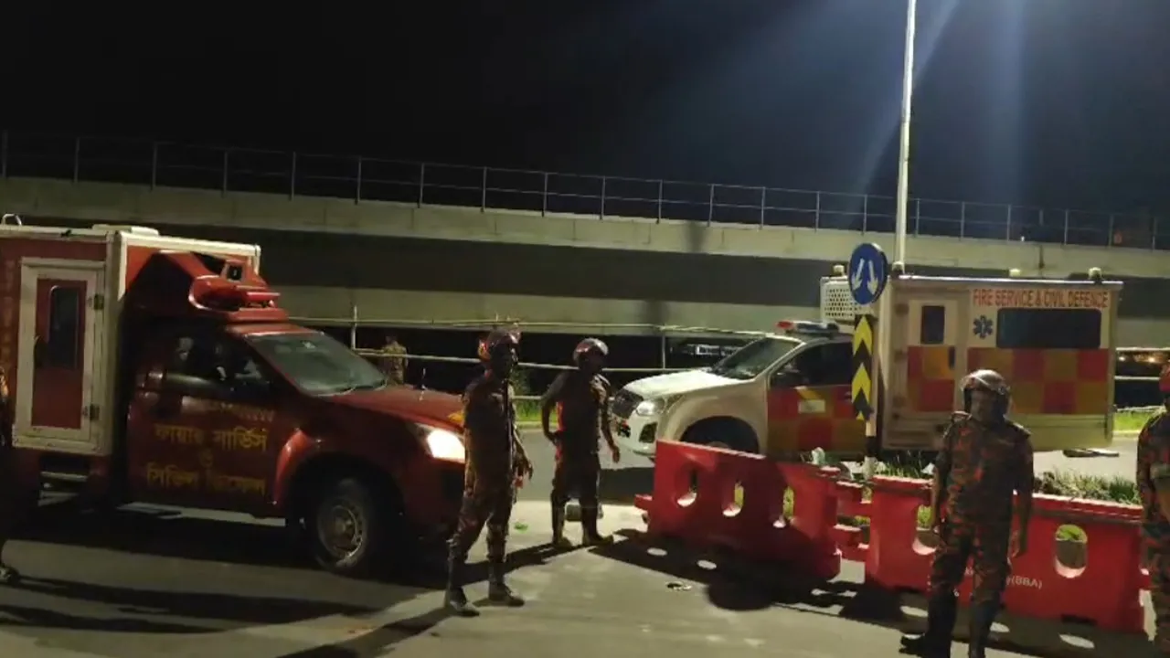 ঢাকা-মাওয়া এক্সপ্রেসওয়েতে কাভার্ড ভ্যান ও বিটুমিনবাহী গাড়ির সংঘর্ষে একই পরিবারের তিনজনসহ আহত ৪