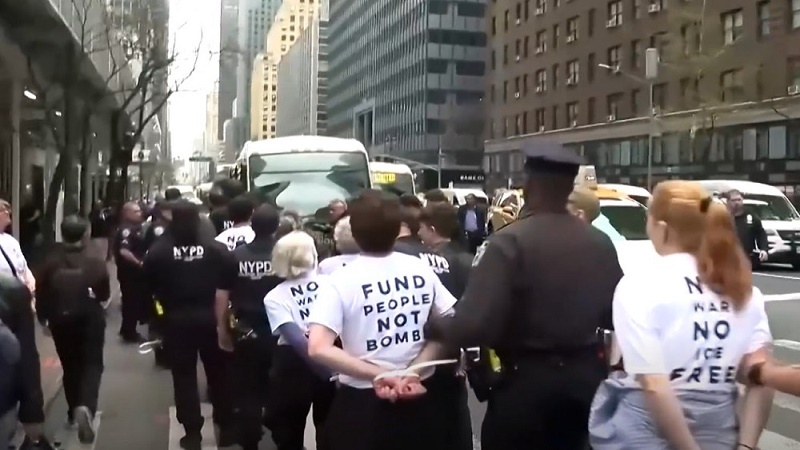 যুক্তরাষ্ট্রের নিউইয়র্কে ইরান–ইসরায়েল যুদ্ধবিরতি ও অস্ত্র বিক্রির বিরুদ্ধে বিক্ষোভে প্রায় ৯০ জন গ্রেপ্তার