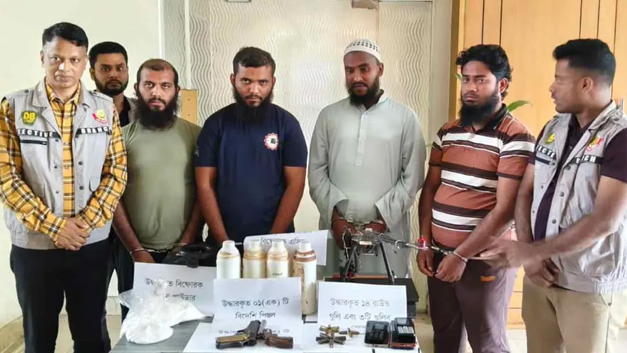 রাজধানীর কামরাঙ্গীরচর ও কেরাণীগঞ্জে অভিযানে ড্রোন ও আগ্নেয়াস্ত্রসহ উগ্রবাদী সংগঠনের ৪ সদস্য গ্রেপ্তার