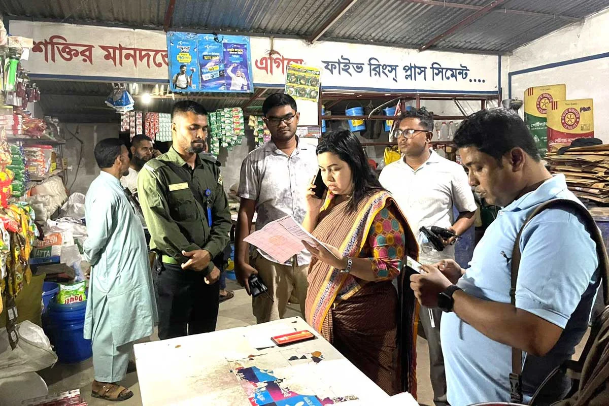 বাবুগঞ্জে অবৈধ জ্বালানি তেল মজুদে দুই ব্যবসায়ীকে জরিমানা, জব্দ তেল নিলামে বিক্রি করে সরকারি কোষাগারে অর্থ জমা