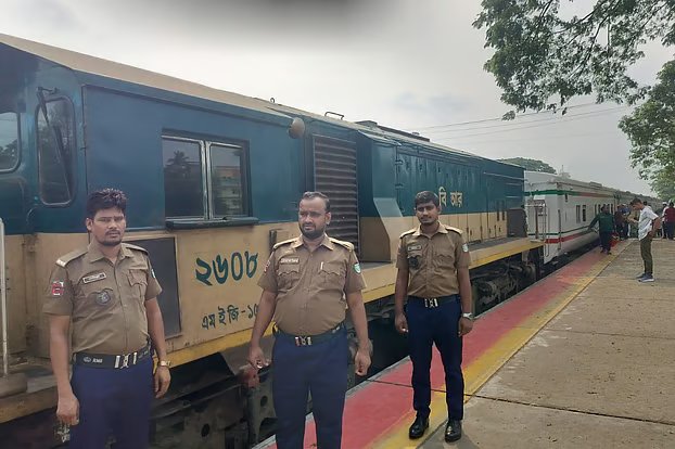 ফেনীতে চট্টলা এক্সপ্রেসের ইঞ্জিনে ত্রুটি, ধোঁয়ায় সহকারী লোকোমাস্টার দগ্ধ