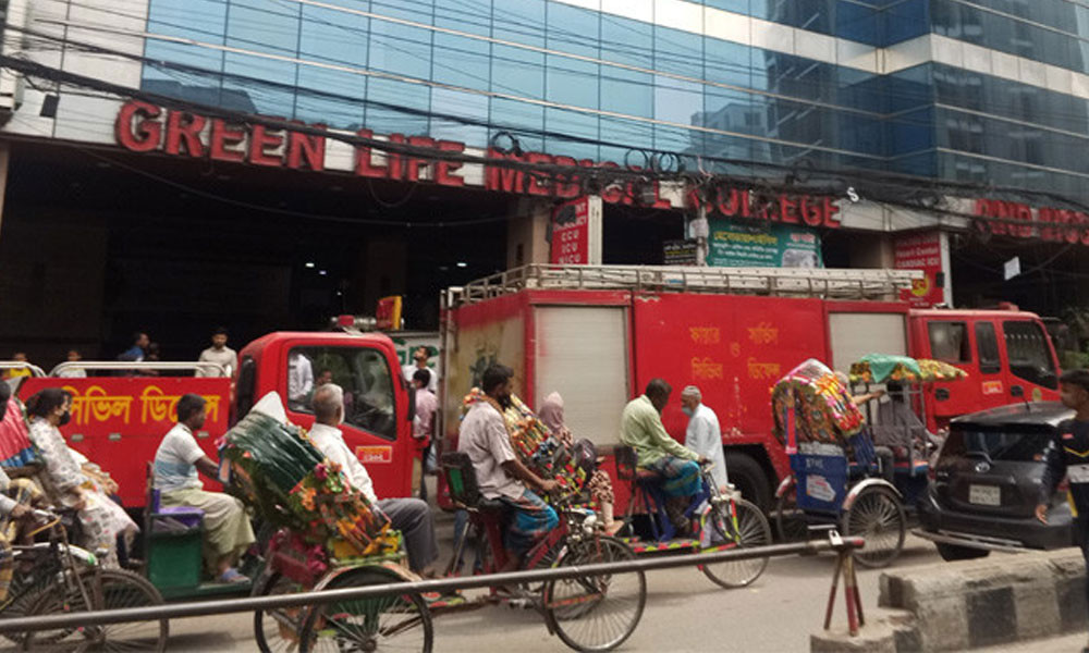 গ্রিন লাইফ হাসপাতালে আগুন, ফায়ার সার্ভিসের তৎপরতা অব্যাহত