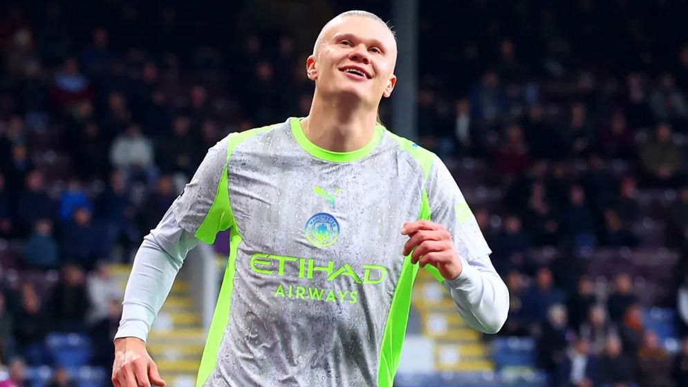 বার্নলিকে হারিয়ে আর্সেনালকে টপকে প্রিমিয়ার লিগের শীর্ষে ম্যানচেস্টার সিটি