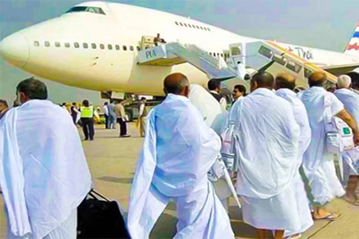 হজযাত্রী পরিবহনে টিকিটপ্রতি ১২ হাজার টাকা খরচ কমানোর সিদ্ধান্ত