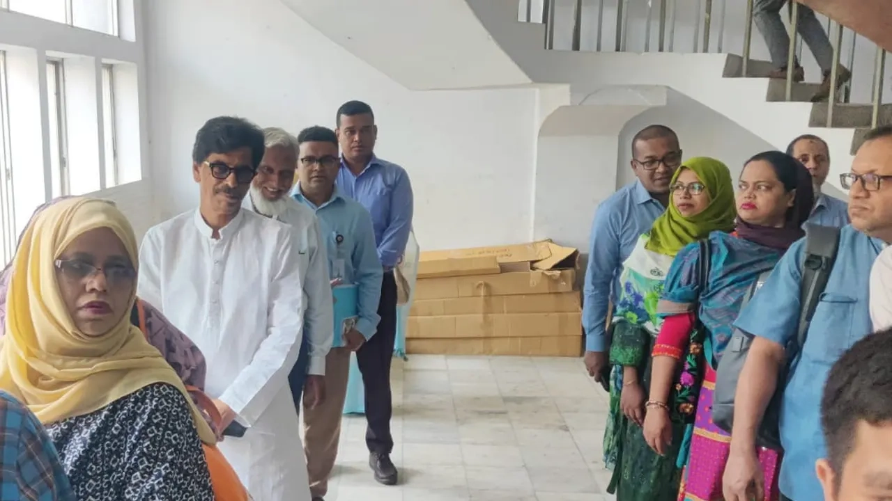 মন্ত্রী লিফটে দাঁড়িয়ে অপেক্ষা করে শৃঙ্খলা প্রদর্শন করলেন