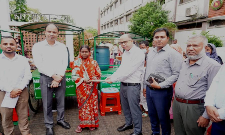 ৪ জন অসহায় ব্যক্তিকে পুনর্বাসন উপকরণ ও নগদ অর্থ সহায়তা প্রদান