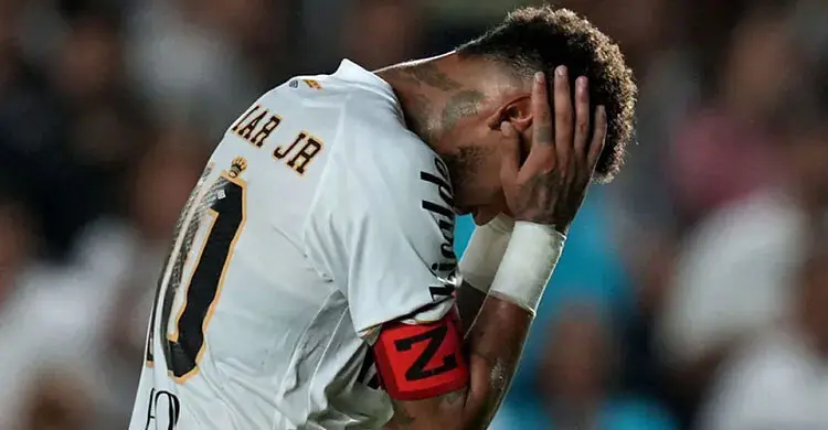 সমর্থকদের সাথে দ্বন্দ্বে নেইমার: মাঠের পারফরম্যান্স ছাপিয়ে আলোচনায় আচরণগত বিতর্ক