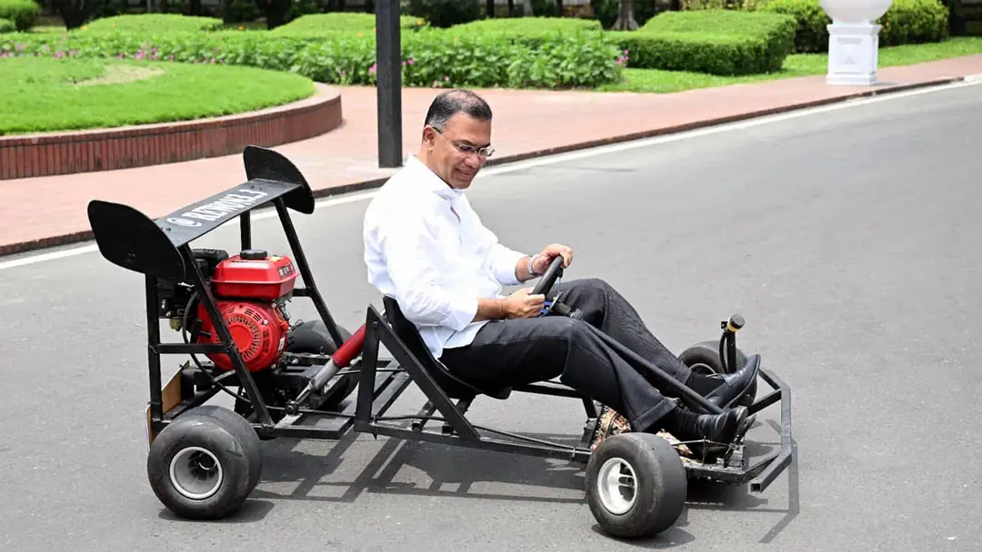 তরুণ উদ্ভাবকের তৈরি দেশীয় গো-কার্ট চালিয়ে উৎসাহ দিলেন প্রধানমন্ত্রী