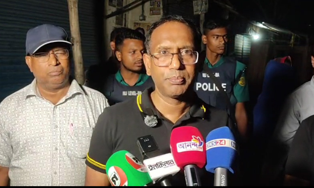 টঙ্গীর হাজীর মাজার বস্তিতে পুলিশের সাঁড়াশি অভিযান: মাদক ও ছিনতাইয়ের অভিযোগে আটক ৭৪