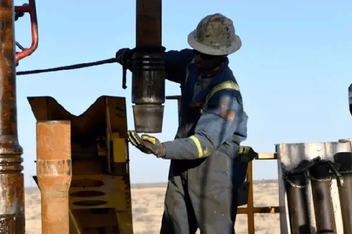 মধ্যপ্রাচ্য সংকট ও জ্বালানি সরবরাহ অনিশ্চয়তায় বিশ্ববাজারে তেলের দাম ১০০ ডলার ছাড়াল