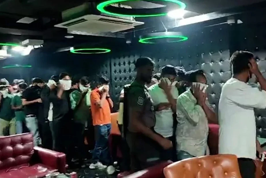 উত্তরার বারে পুলিশের অভিযান: লাইসেন্সবিহীন মদ্যপানের অভিযোগে আটক ১৪০