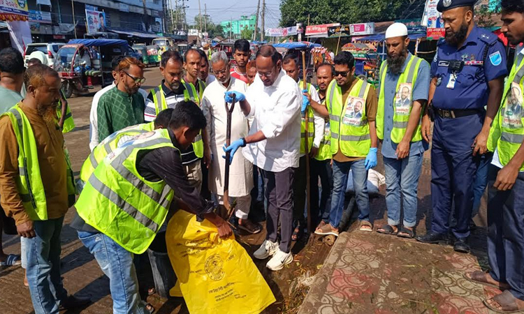 কোরবানির পশুর বর্জ্য দ্রুত অপসারণে পরিচ্ছন্নতা কার্যক্রমে মাঠে নামলেন মৎস্য ও প্রাণিসম্পদ প্রতিমন্ত্রী