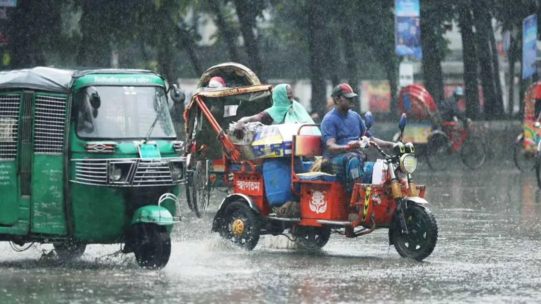 রাজধানীতে ৩২ মিলিমিটার বৃষ্টিপাত, নদীবন্দরে সতর্কতা সংকেত