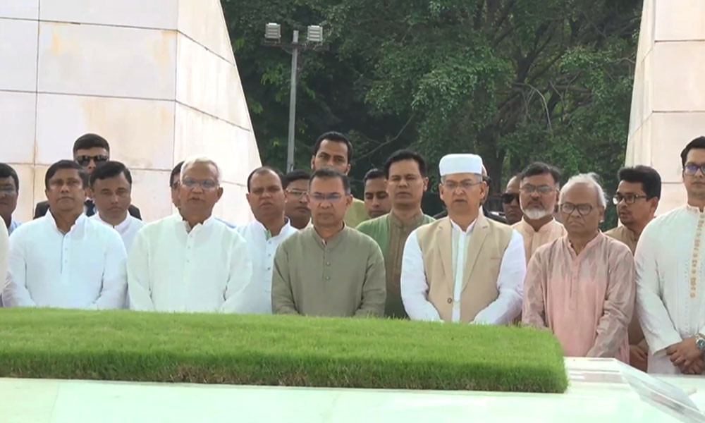 সাবেক রাষ্ট্রপতি জিয়াউর রহমান ও সাবেক প্রধানমন্ত্রী খালেদা জিয়ার কবর জিয়ারত করেছেন প্রধানমন্ত্রী তারেক রহমান