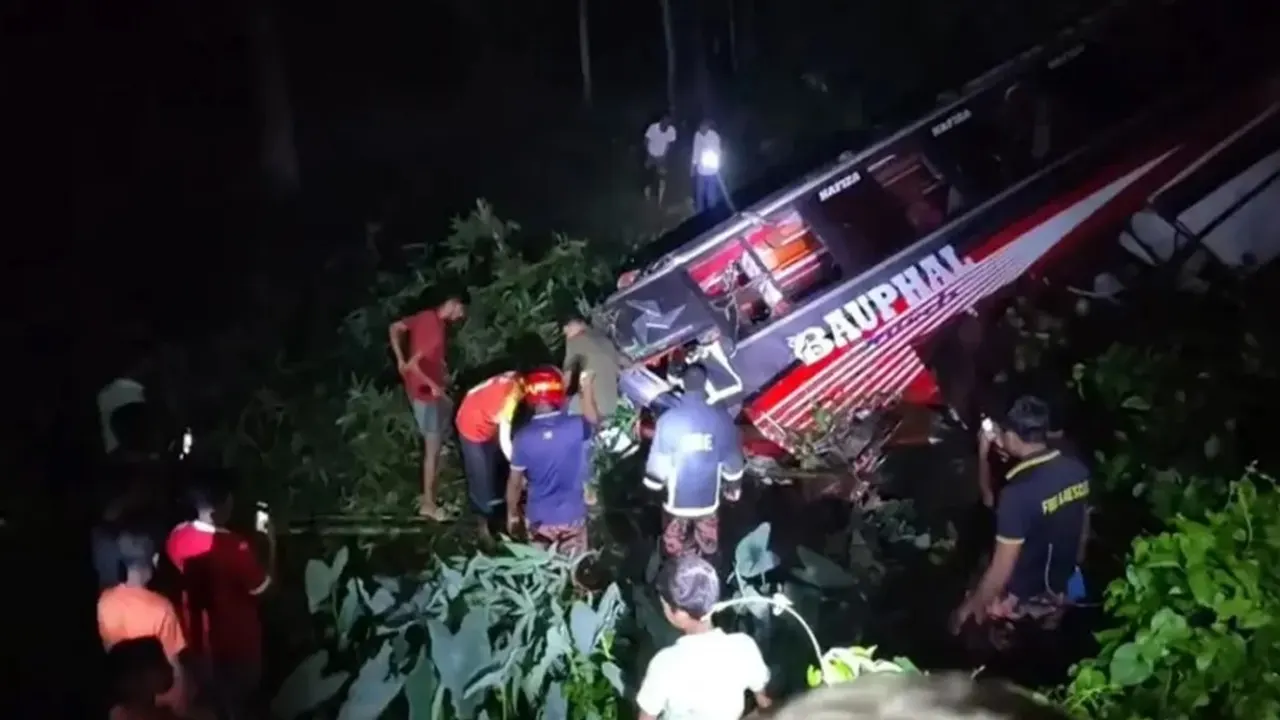পটুয়াখালীতে নিয়ন্ত্রণ হারিয়ে ঢাকাগামী বাস খাদে, নিহত ১