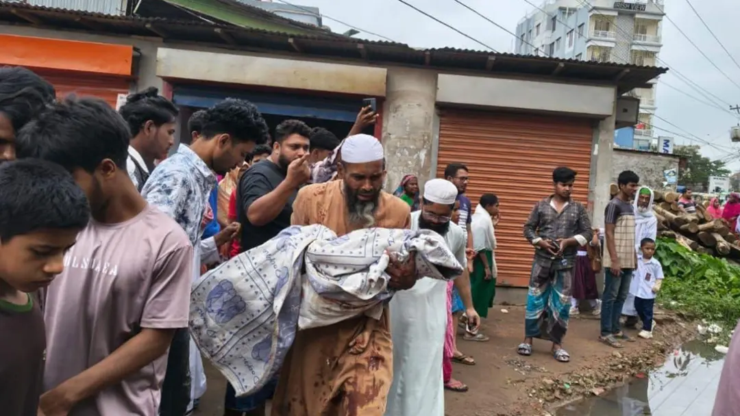 মোটরসাইকেল থেকে ছিটকে পড়ে কভার্ডভ্যান চাপায় শিশুর মৃত্যু