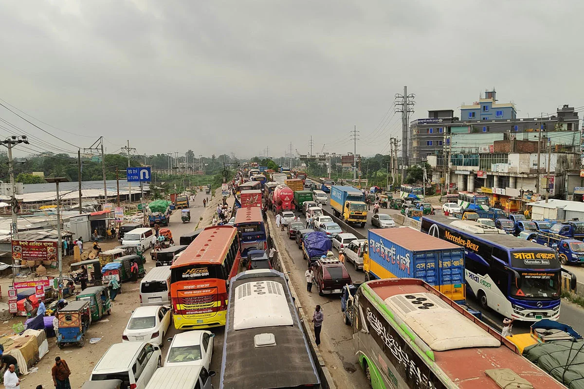 ঢাকা-চট্টগ্রাম মহাসড়কের দাউদকান্দিতে দুর্ঘটনার জেরে সোনারগাঁ অংশে ৮ কিলোমিটার তীব্র যানজট, চরম ভোগান্তি