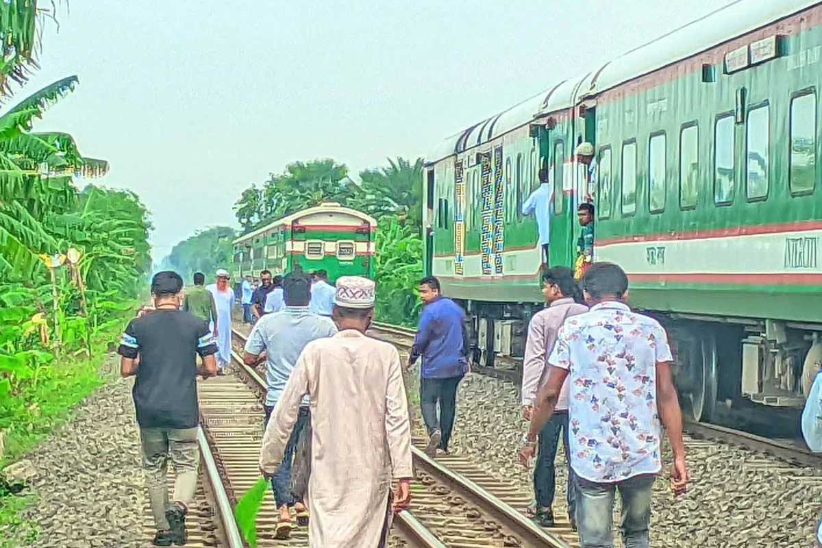 আজিমনগর-ঈশ্বরদী বাইপাস সেকশনে বগি বিচ্ছিন্ন হয়ে মধুমতি এক্সপ্রেসের আধা ঘণ্টা যাত্রা বিরতি