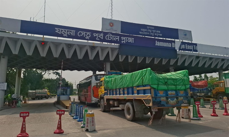 পবিত্র ঈদুল আযহার আগের দিন বঙ্গবন্ধু সেতু ও ঢাকা-টাঙ্গাইল মহাসড়কে ঘরমুখো মানুষের ঢল