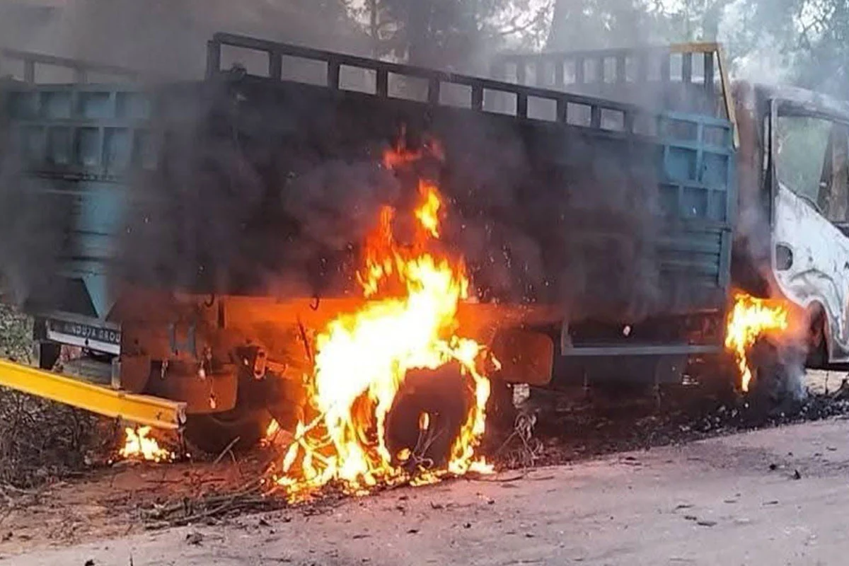 গাজীপুরের কালিয়াকৈরে গণপিটুনিতে তিন সন্দেহভাজন নিহত, পিকআপ ভ্যানে আগুন