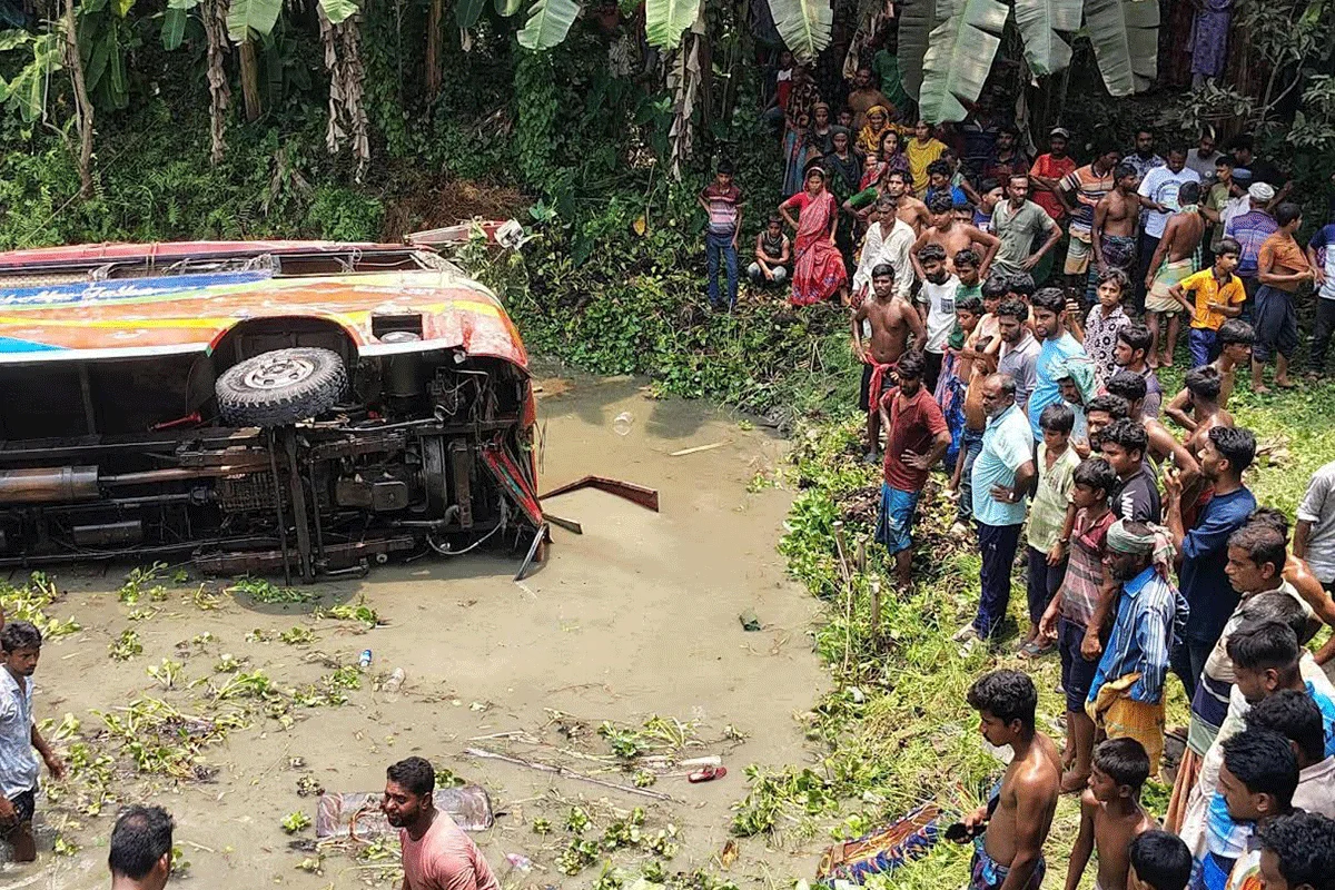 কুষ্টিয়ায় বাস খাদে পড়ে নারীসহ ৩ জনের মৃত্যু, আহত অন্তত ২৫