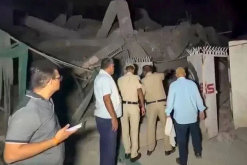 নয়াদিল্লিতে পাঁচতলা ভবন ধস: ১২ জনকে জীবিত উদ্ধার, ব্যাপক হতাহতের আশঙ্কা