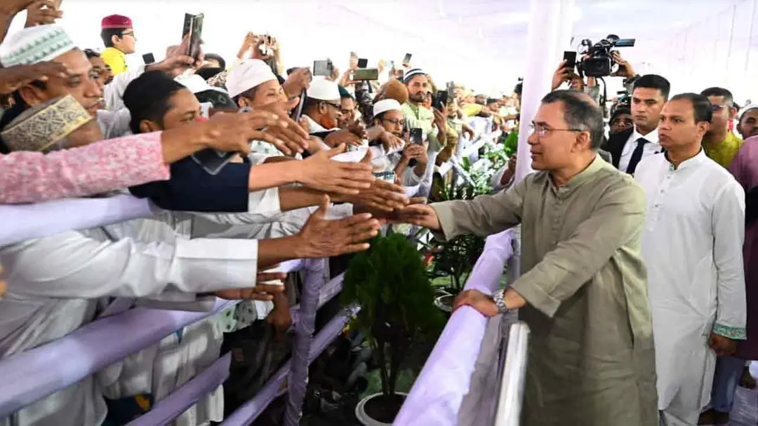 জাতীয় ঈদগাহে সর্বস্তরের মানুষের সঙ্গে প্রধানমন্ত্রী তারেক রহমানের ঈদের শুভেচ্ছা বিনিময়