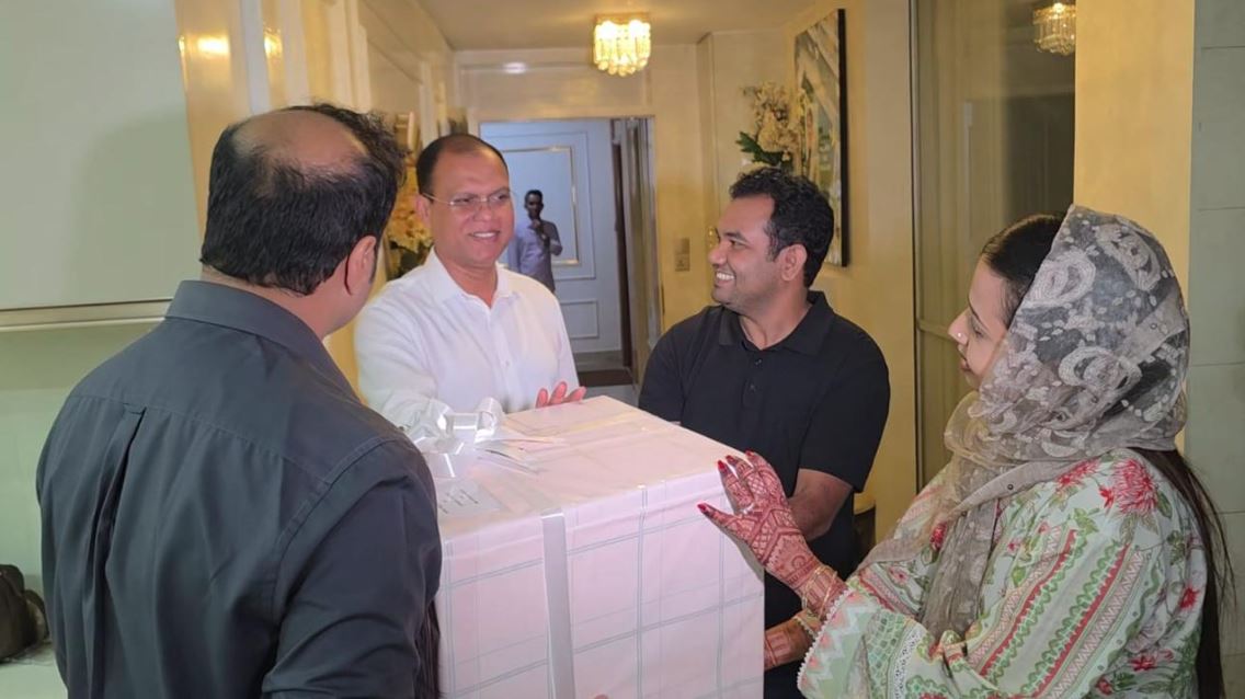 রাজধানীতে বিয়ের অনুষ্ঠানে নবদম্পতিকে প্রধানমন্ত্রীর উপহার ও শুভেচ্ছা বিনিময়