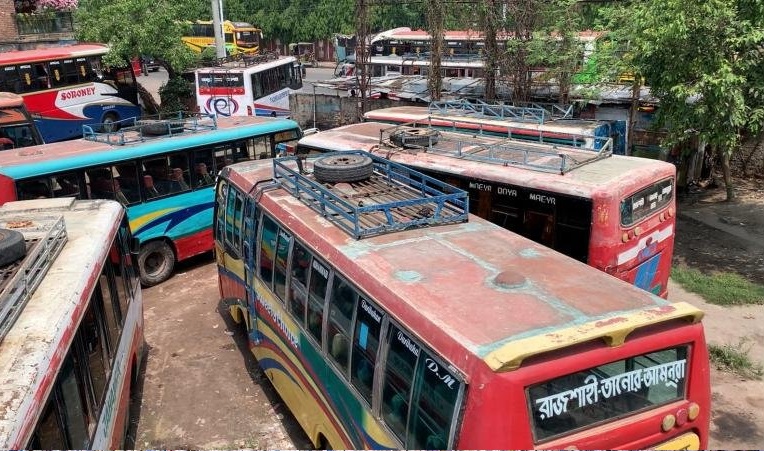রাজশাহীতে শ্রমিক অসন্তোষ: ফেডারেশন ঘোষিত কমিটি বাতিলের দাবিতে অনির্দিষ্টকালের বাস ধর্মঘট, চরম ভোগান্তিতে যাত্রীরা