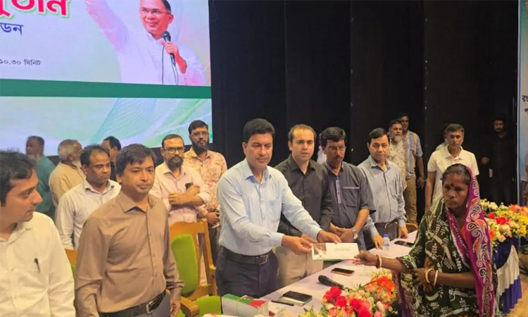 রংপুরে পরিচ্ছন্নতাকর্মীদের মাঝে প্রধানমন্ত্রীর ঈদ উপহারের আর্থিক সহায়তা বিতরণ