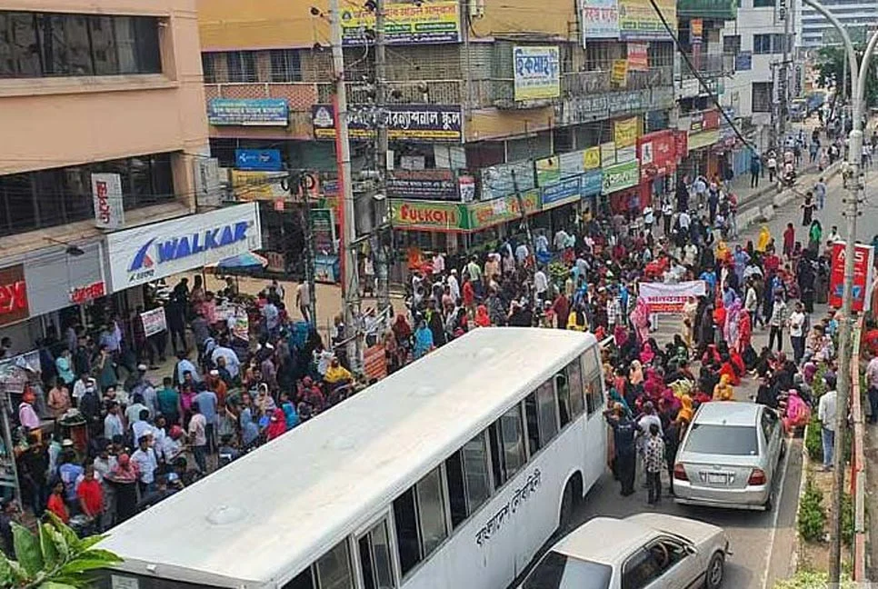 পোশাক কারখানা বন্ধের প্রতিবাদে কচুক্ষেতে শ্রমিকদের সড়ক অবরোধ, তীব্র যানজট
