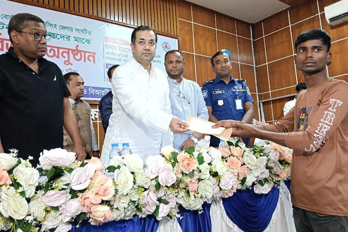 সড়ক দুর্ঘটনায় ক্ষতিগ্রস্তদের মাঝে আর্থিক সহায়তা প্রদান: দুর্ঘটনা রোধে সর্বস্তরের সচেতনতার তাগিদ