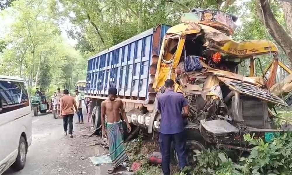 ঢাকা-বরিশাল মহাসড়কে দুই ট্রাকের মুখোমুখি সংঘর্ষ, নিহত ১